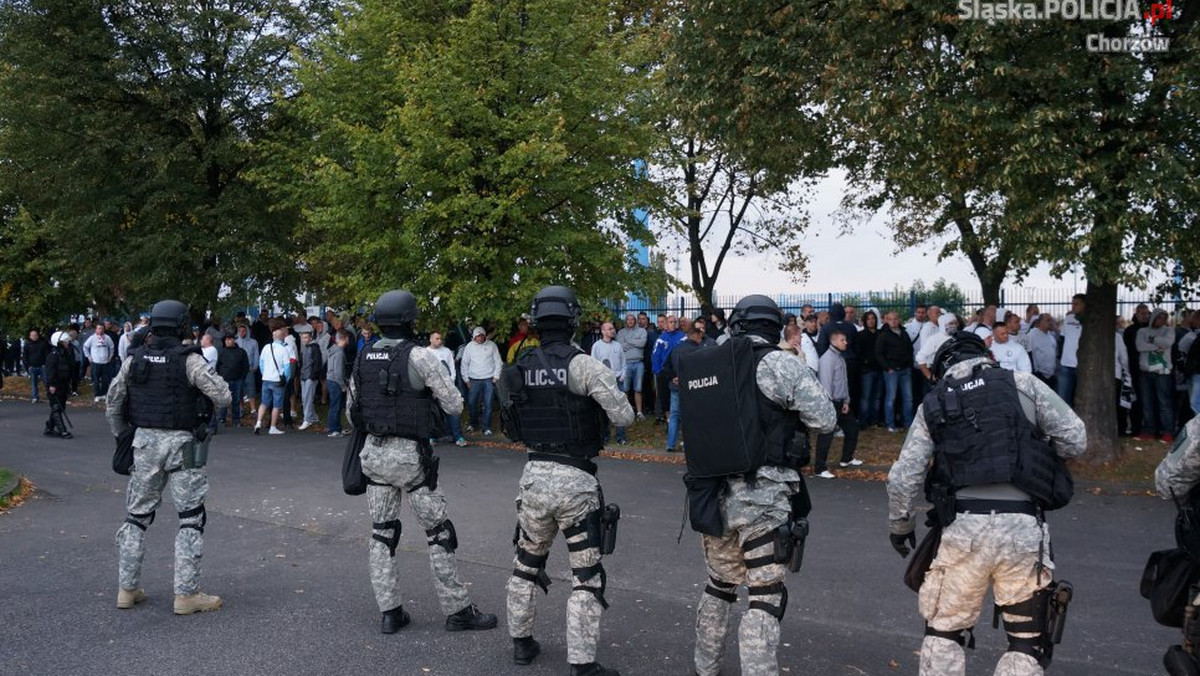 14 pseudokibiców zatrzymanych po niedzielnym meczu Ruchu Chorzów z Legią Warszawa usłyszało już zarzuty. Odpowiedzą m.in. za napaść na policjantów i kradzież z włamaniem. Prokurator zastosował wobec nich dozór policyjny i zakaz stadionowy.