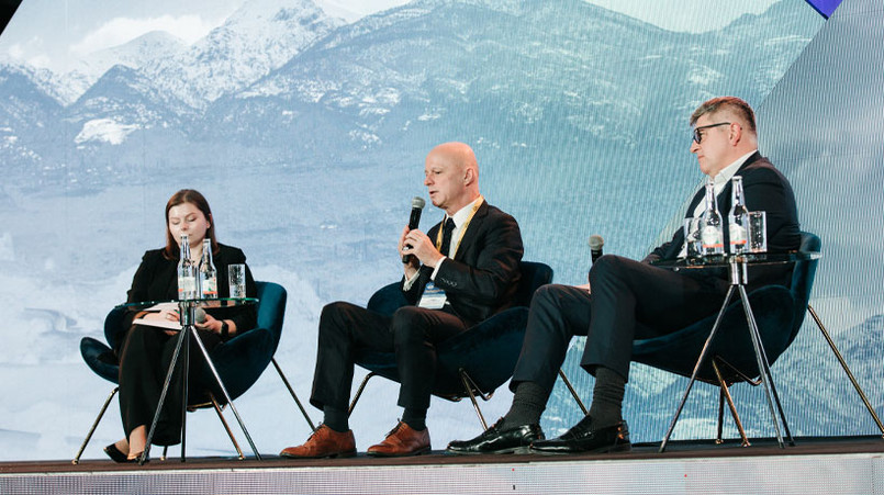 Panel: „Rola banków centralnych w niespokojnych czasach”. Od lewej: Ewelina Kasprzyk, Instytut Kościuszki, prowadząca, Paweł Szałamacha, członek zarządu NBP, Rafał Litwińczuk, wiceprezes zarządu Alior Bank