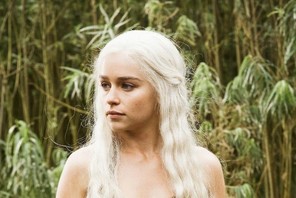 Emilia Clarke, Grao tron kadr z filmu