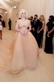 2021 Billie Eilish - Az énekesnő Marilyn Monroe ikonikus stílusát idézve egy Oscar de la Renta által tervezett, uszályos, barackszínű tüllruhában jelent meg a gálán. Fontos pillanat volt ez, mert Eilish csak azzal a feltétellel vállalta az együttműködést, hogy a divatház felhagy az állatszőrmék használatával.