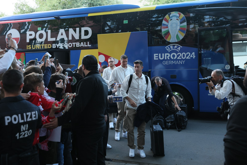 Tłum kibiców powitał Polaków w Niemczech. Lewandowski przed hotelem rozdawał autografy