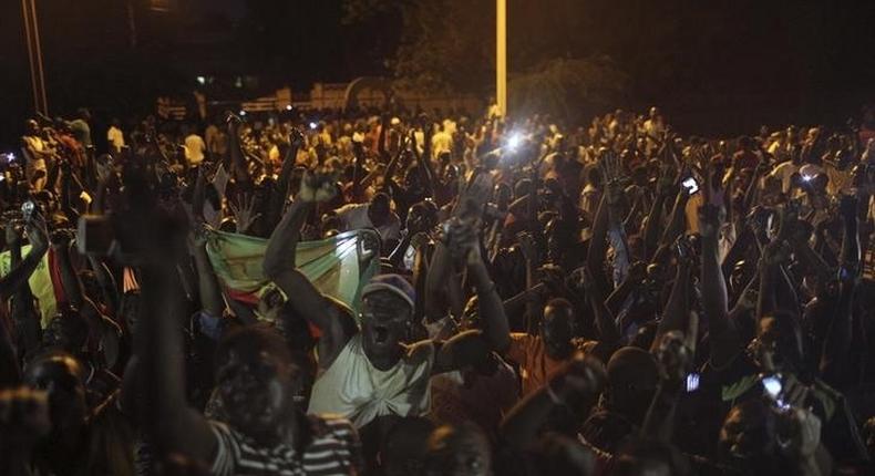 Anti-coup protesters sing the national anthem in front of the residence of the traditional leader Mogho Naaba in Ouagadougou, Burkina Faso, September 21, 2015. REUTERS/Joe Penney
