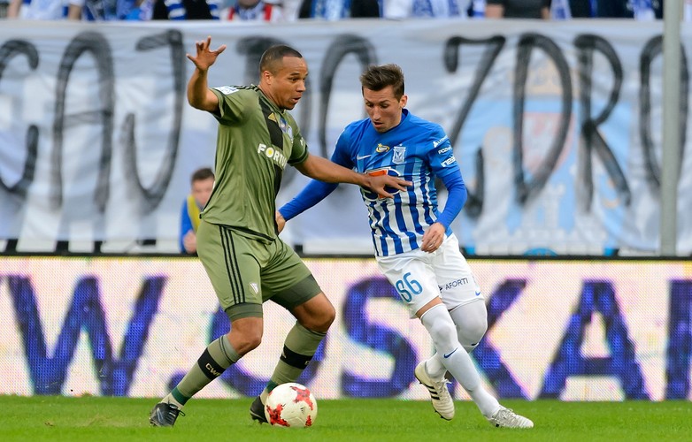 Piłkarz Lecha Poznań Radosław Majewski (P) i Vadis Odjidja-Ofoe (L) z Legii Warszawa