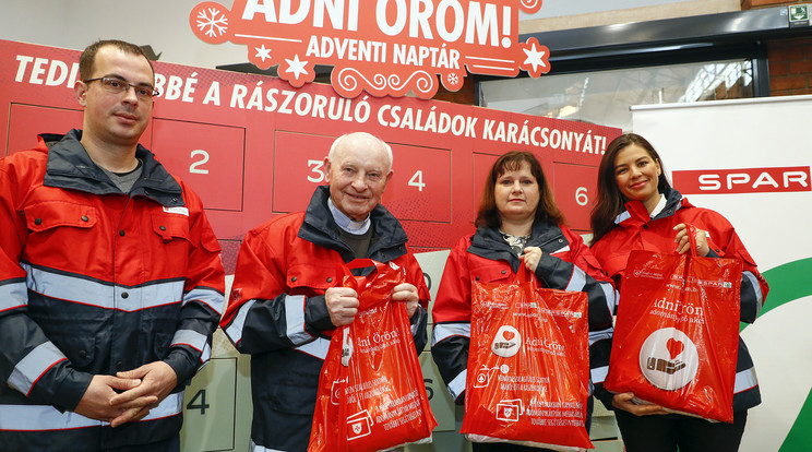 Maczelka Márk, a SPAR Magyarország kommunikációs vezetője, Kozma Imre atya, a Magyar Máltai Szeretetszolgált alapító elnöke, Heiszler Gabriella, a SPAR Magyarország ügyvezető igazgatója és Ördög Nóra, a SPAR jótékonysági nagykövete / Fotó: Fuszek Gábor