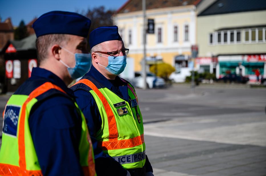 Rendőrök járőröznek a székesfehérvári Rákóczi utcán 2020. április 7-én / Fotó: MTI/Vasvári Tamás