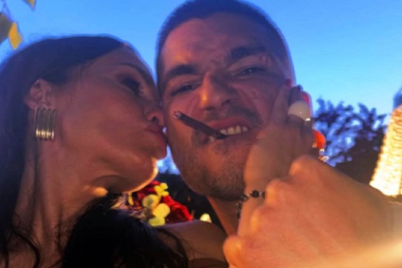 ŽENA GA LJUBI, ON POZIRA SA CIGAROM Mirko Šijan se provodi sa ženom Bojanom Rodić: "MI BEZ DECE", sin Goce Božinovske ističe skup sat u prvi plan (FOTO)