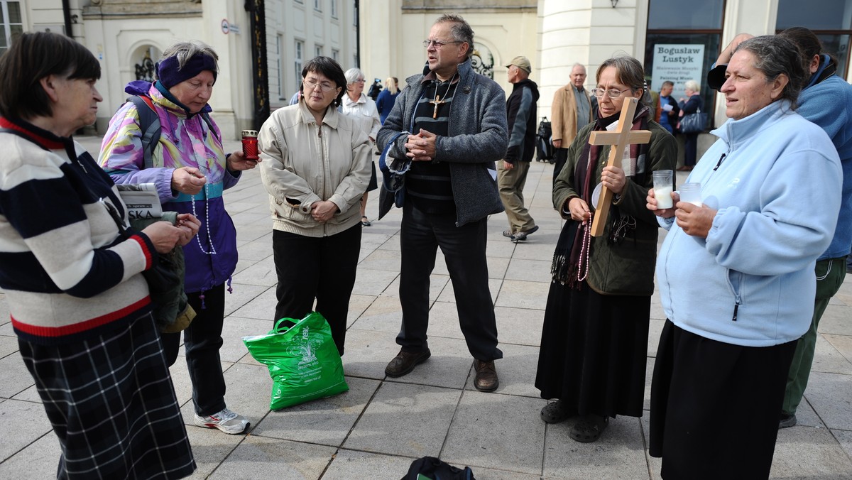 Ok. 40 osób modliło się w piątek po południu przed Pałacem Prezydenckim. Odmawiali różaniec, śpiewali religijne i patriotyczne pieśni.