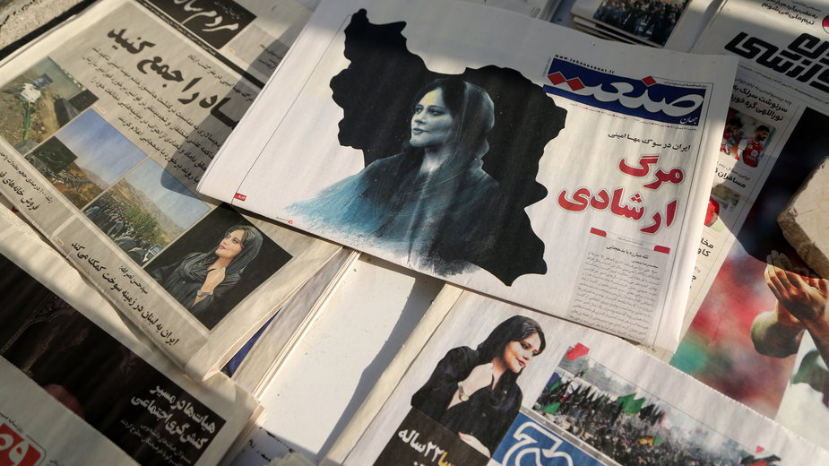 Dzisiejsze wydania irańskich gazet ze zdjęciem Mahsy Amini na pierwszych stronach