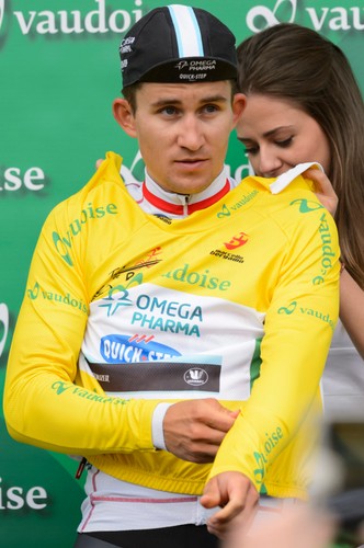 Piękne panie całują polskiego kolarza. Kwiatkowski liderem Tour de Romandi