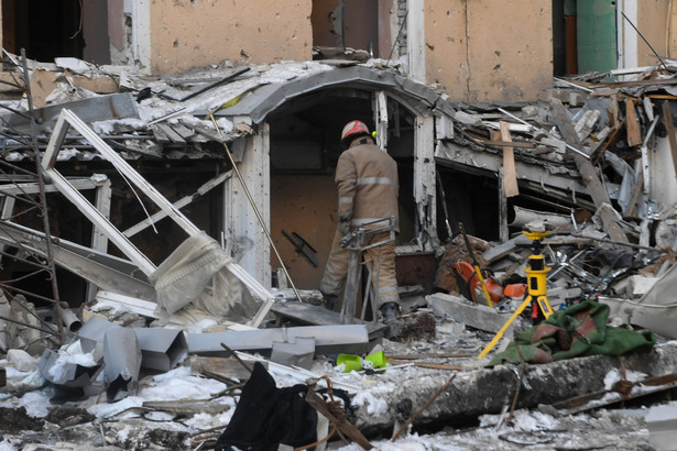 Charków, Ukraina, strażacy pracujący we wnętrzu zbombardowanego przez wojska rosyjskie budynku Charkowskiej Rady Obwodowej
