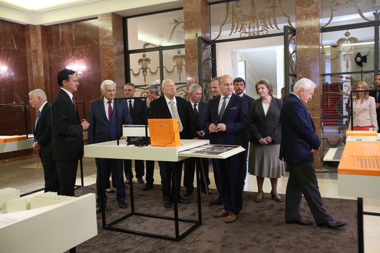 Uroczystości z okazji 25-lecia powołania rządu Tadeusza Mazowieckiego, z udziałem premiera Donalda Tuska, byłych szefów rządów po 1989 r. oraz synów Tadeusza Mazowieckiego w KPRM w Warszawie