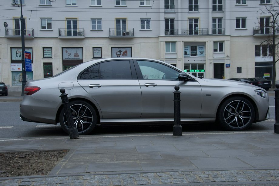 Mercedes 300de ma dokładnie 493,5 cm długości. Rozstaw osi to niemal 294 cm. Średnica zawracania wynosi 11,6 m. 