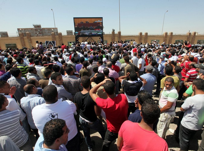 Tłum oglądający relację z procesu Mubaraka przed siedzibą policji w Kairze