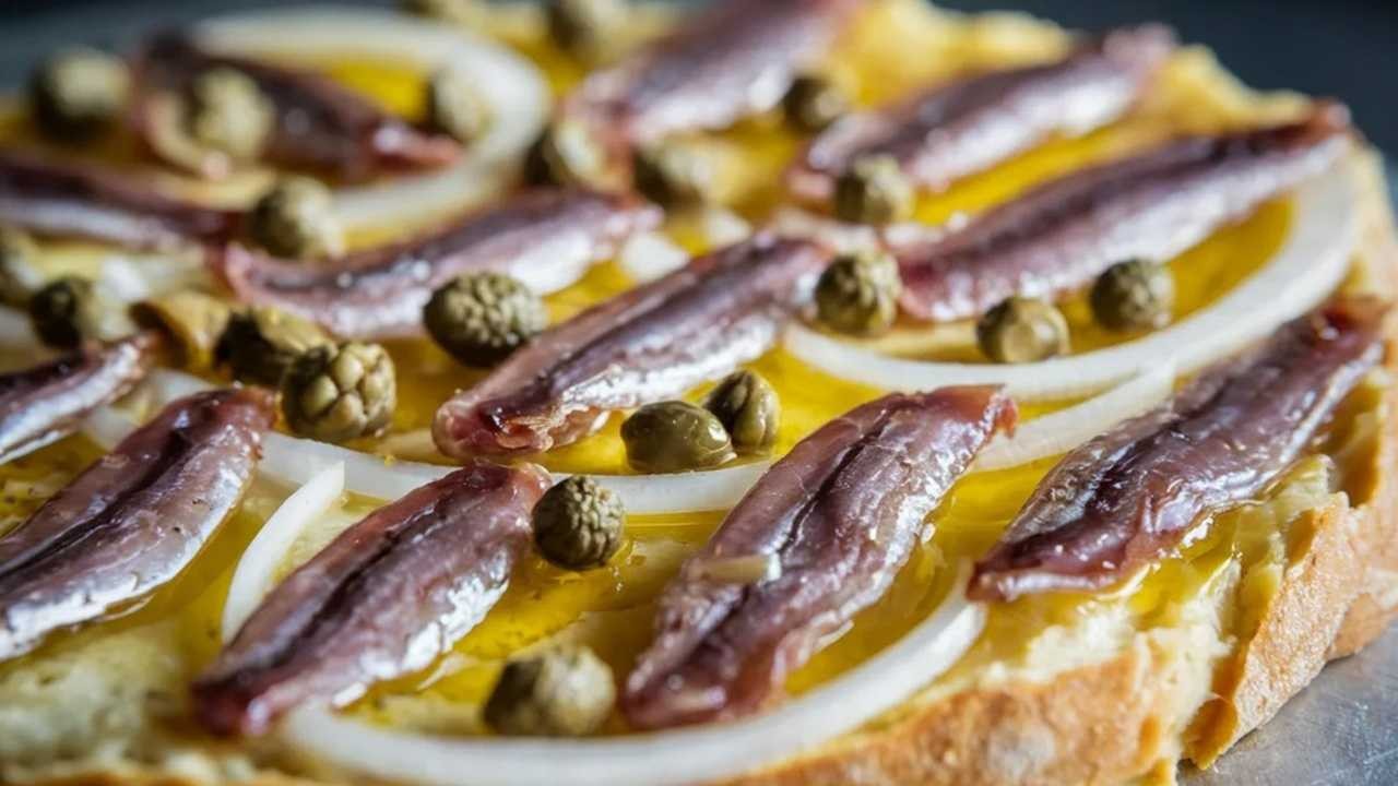 Ančovičky sú neoddeliteľnou súčasťou stredomorskej kuchyne a často sa používajú na tapas, pečive, v šalátoch, cestovinách či omáčkach.