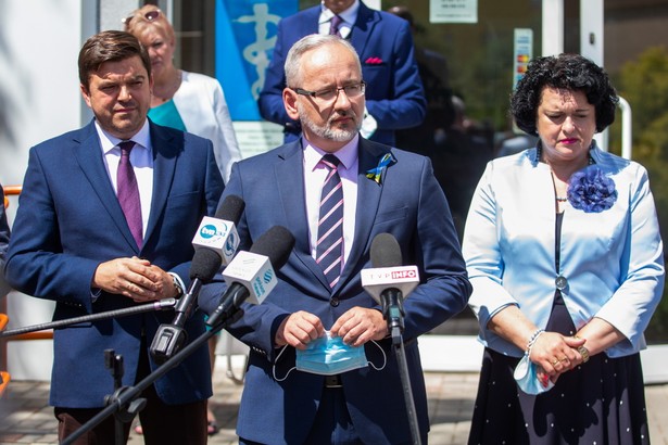 Tarnowskie Góry, 18.07.2022. Rzecznik prasowy resortu zdrowia Wojciech Andrusiewicz (L), minister zdrowia Adam Niedzielski (C) i posłanka PiS Barbara Dziuk (P)