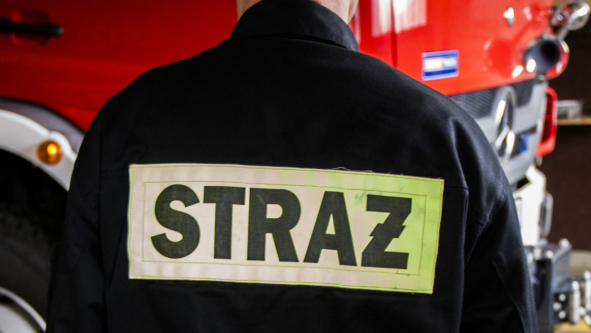 36-latek z Ostródy celowo podpalił dach swojego domu. Mężczyzna został zatrzymany i trafił do policyjnego aresztu.