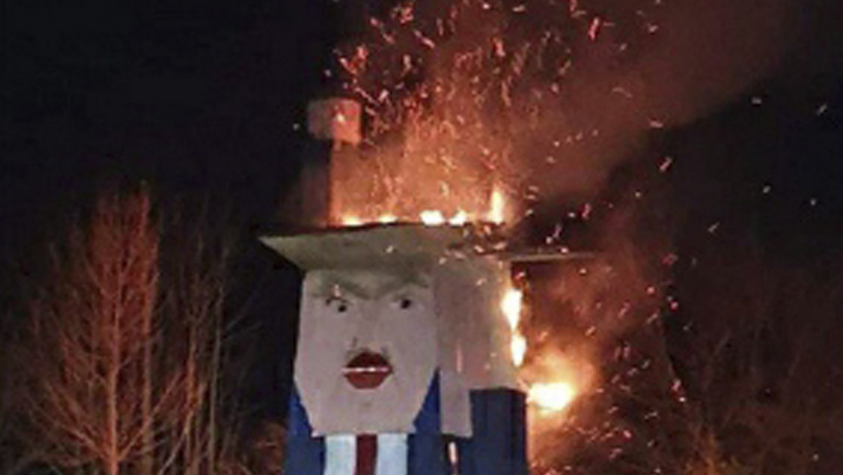 <strong>W Słowenii w czwartek doszczętnie spłonęła ośmiometrowa drewniana figura, która w sposób karykaturalny przedstawiała prezydenta USA Donalda Trumpa. Policja poszukuje sprawcy podpalenia.</strong>