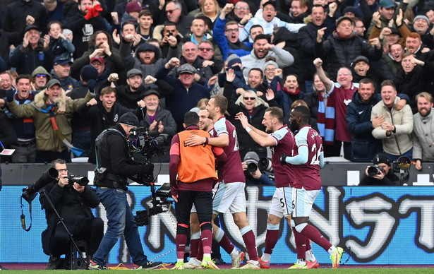 Radość piłkarzy West Ham United po golu Jarroda Bowena (C) po golu przeciwko Chelsea Londyn