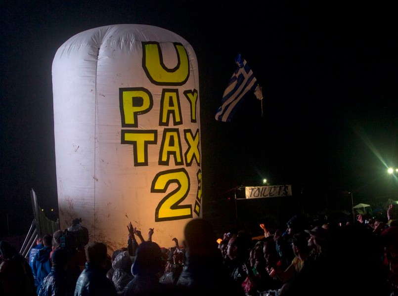 Protest w czasie koncertu U2 na festiwalu Glastonbury