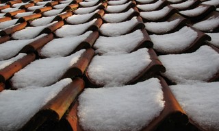 Na odśnieżaniu dachów można zarobić do 9 tys. zł miesięcznie