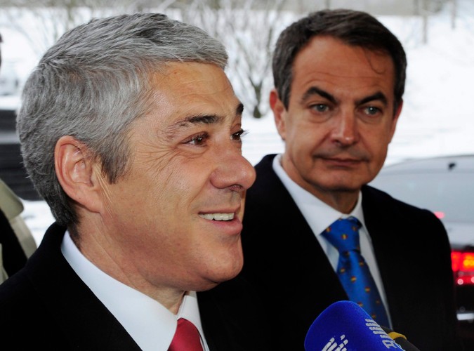 Premier Portugalii Jose Socrates (z lewej) i premier Hiszpanii Jose Luis Rodriguez Zapatero