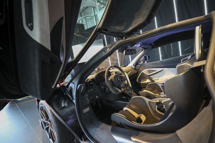 Największą zmianą we wnętrzu 765LT w porównaniu do innych modeli brytyjskiego producenta są ekstremalnie cienkie, o 18 kg lżejsze od tych zastosowanych w 720S, fotele z włókna węglowego.