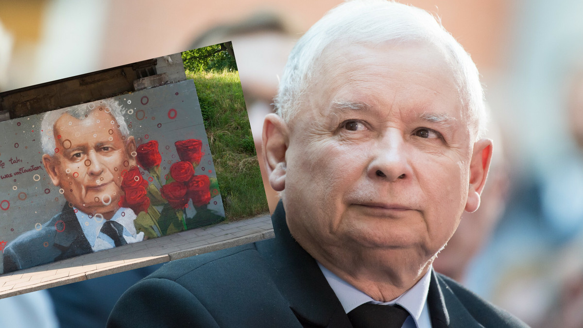 Pod mostem kolejowym na ul. Węgierskiej w Nowym Sączu pojawił się nowy mural. Tym razem bohaterem jest Jarosław Kaczyński, który w ręku trzyma bukiet czerwonych róż, a obok pojawia się fragment Ewangelii wg. św. Jana "Miłujcie się tak, jak Ja was umiłowałem".