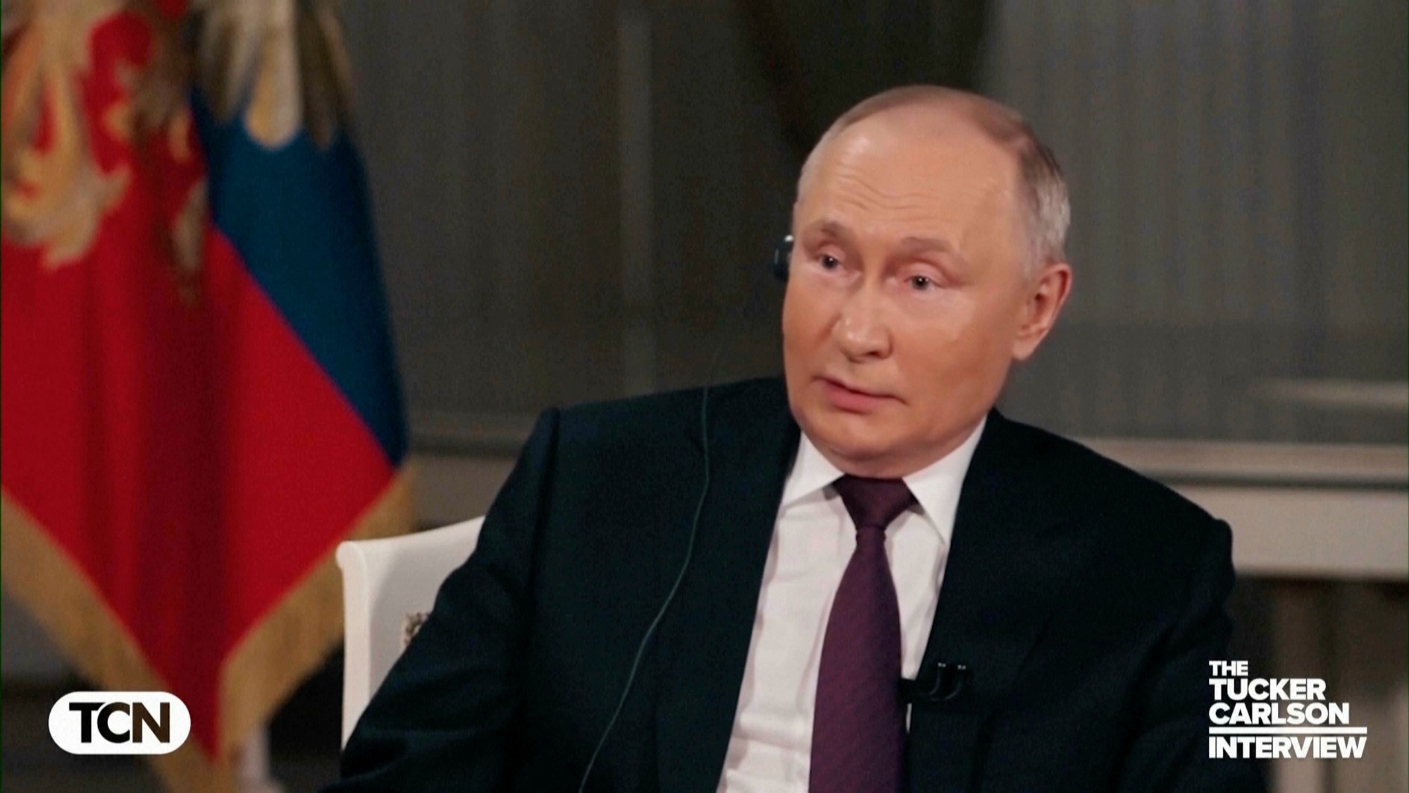 Zábery z rozhovoru s ruským prezidentom Vladimírom Putinom a americkým novinárom Tuckerom Carlsonom.