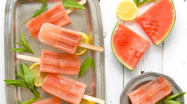  Friss gyümölcs, tejszín vagy
akár krémsajt is lehet a finom
nyári édességek alapja