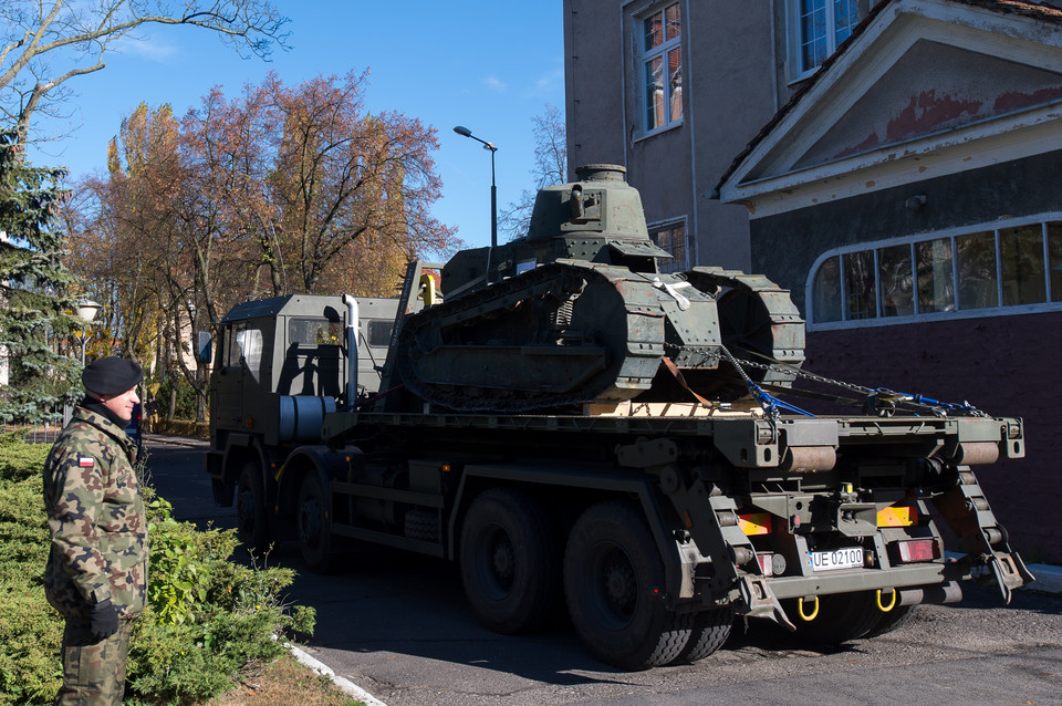 POZNAŃ CZOŁG RENAULT FT-17 WRÓCIŁ DO POLSKI