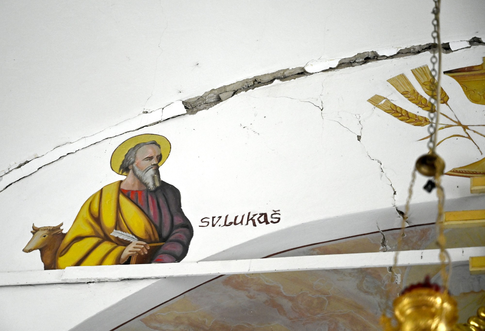 Gréckokatolícky chrám poškodený zemetrasením v obci Pakostov.