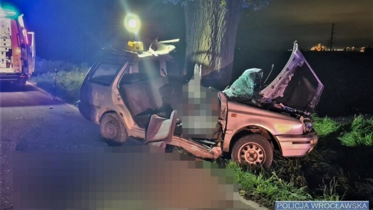 Tragedia pod Wrocławiem. Kierowca wypadł z samochodu 