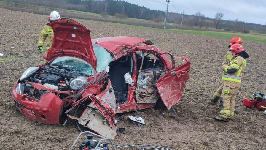 Wrak samochodu po wypadku, w którym zginął 19-letni kierowca