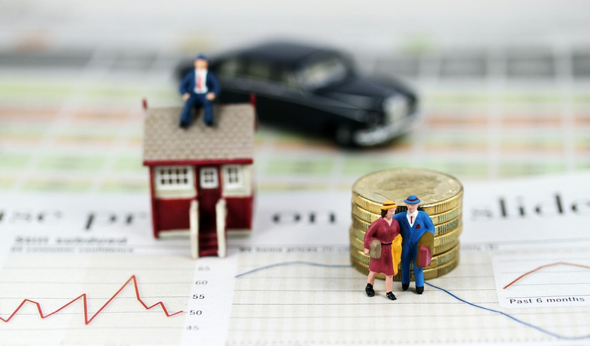 Najniższe w historii stopy procentowe nie pozostaną bez echa na rynku. Niższe oprocentowanie, a co za tym idzie niższa rata kredytu mieszkaniowego, zwiększa dostępność mieszkań. Po pierwsze zyskają gospodarstwa domowe, które dotychczas nie miały zdolności kredytowej i żaden bank nie chciał im dać kredytu oraz Ci, którzy nie chcieli zaciągać kredytu ze względu na zbyt duże obciążenie dla domowego budżetu. Kolejną grupą beneficjentów są osoby, które chcą zmienić mieszkanie na większe. Obecnie rata przeciętnego kredytu na 200 tys. zł na 30 lat wynosi mniej niż 1000 zł., na 300 tys. zł poniżej 1500 zł, a przy kredycie na 400 tys. zł poniżej 2000 zł miesięcznie.
<br>Uwaga: Trzeba pamiętać, że stopy procentowe mogą w przyszłości wzrosnąć i wtedy rata kredytu wzrośnie, przy niezmiennej marży, która jest stała przez cały okres kredytowania.