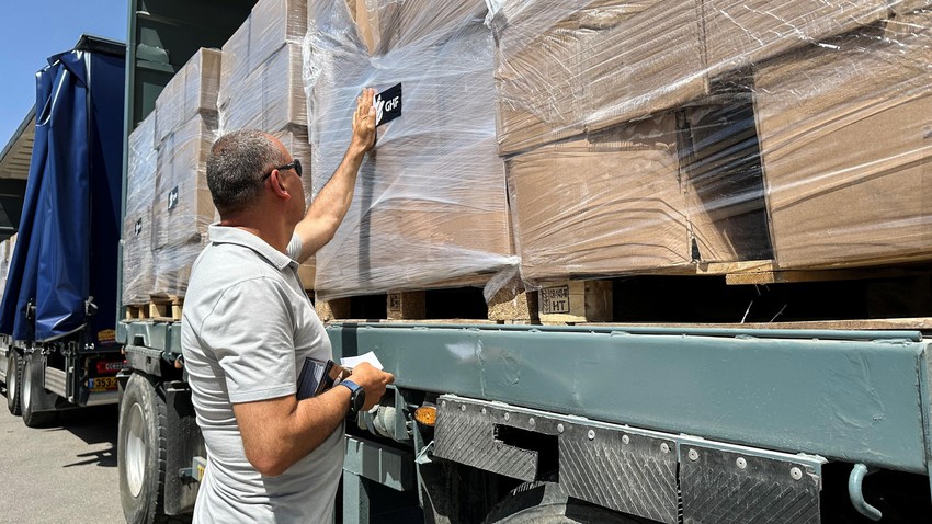 Kamioni koji nose pomoć obeleženi sa GHF viđeni su na prelazu Kerem Šalom između Izraela i Gaze, na izraelskoj strani | Foto: Reuters
