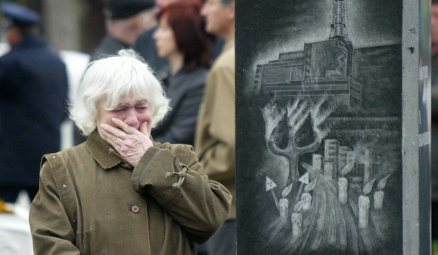 Alehandra Lihova, sestra radnika koji je poginuo nakon operacija čišćenja posle eksplozije i požara u nuklearnoj elektrani Černobilj na ceremoniji polaganja venaca na spomenik žrtvama u Kijevu, Ukrajina, 26. aprila 2004.