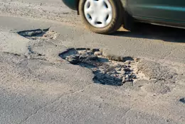 Jak uzyskać odszkodowanie za uszkodzenie auta na dziurawej drodze?