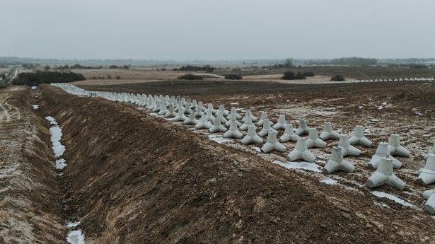 Tarcz Wschód to największy tego typu projekt infrastrukturalny w historii kraju. Swoim zasięgiem objąć ma całą wschodnią granicę.