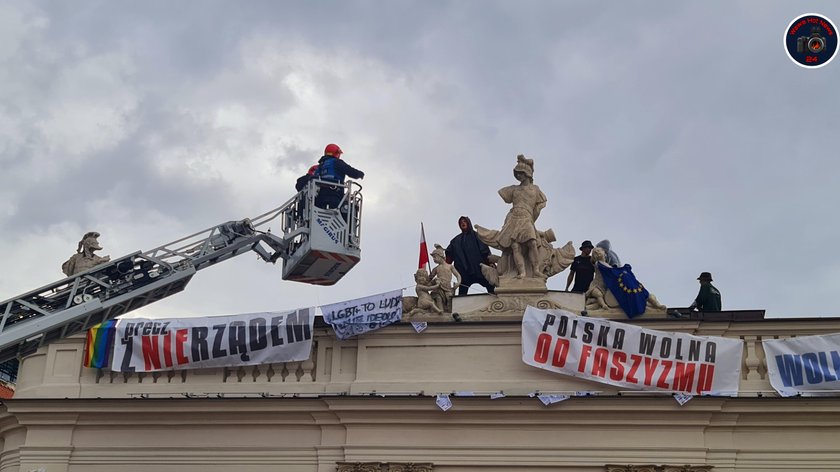 Dantejskie sceny pod gmachem ministerstwa. Ściągali siostrzeńca premiera z dachu