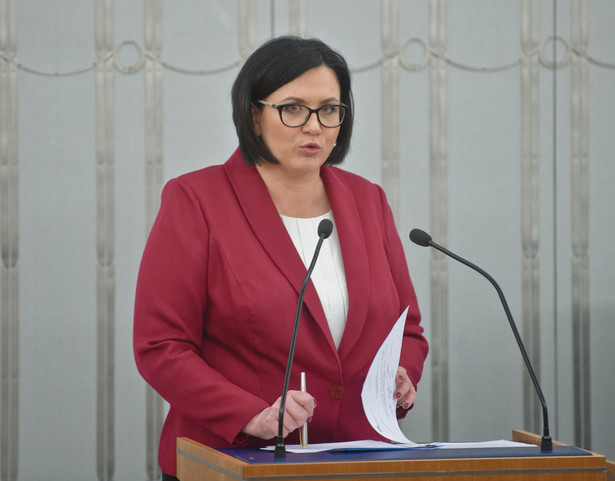 Małgorzata Sadurska jest bardzo przedsiębiorcza, ma wykształcenie prawnicze, doświadczenie w administracji; znakomicie zarządza Kancelarią Prezydenta - powiedziała szefowa gabinetu premier Elżbieta Witek