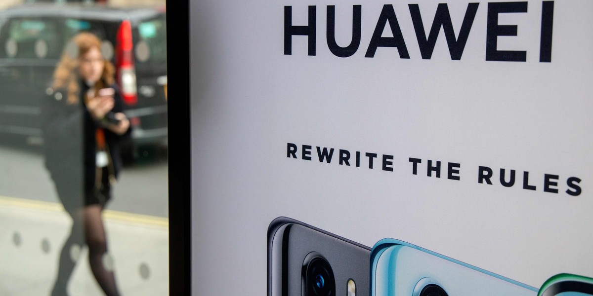 Huawei w ciągu ostatnich miesięcy jest obiektem kampanii głównie ze strony USA. Zarzuca mu się pracę na rzecz chińskich władz i szpiegowanie dla Pekinu. Zdaniem założyciela koncernu zarzuty jedynie pomagają firmie i podnoszą jej pozycję, ponieważ Huawei nie ma mieć sobie niczego do zarzucenia.