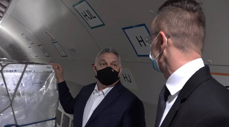 Orbán Viktor és SzijjártóPéter a vakcinát hazaszállító repülőn / Fotó: Facebook