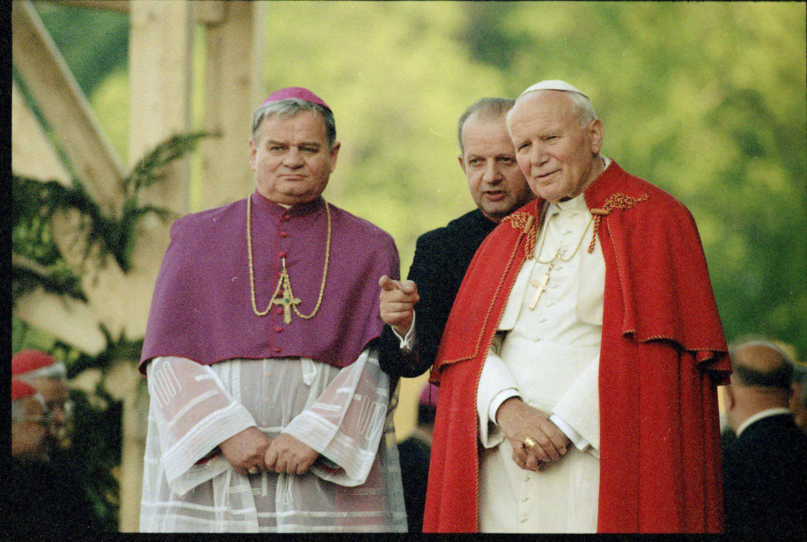 Pielgrzymka Jana Pawła II do Żywca, bp T. Rakoczy, S. Dziwisz i Ojciec Święty, 1997 r.