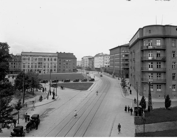 Ulica Królewska w Krakowie. Fragment ulicy z placem Inwalidów, u wylotu ulicy Adama Mickiewicza (1938 r.)