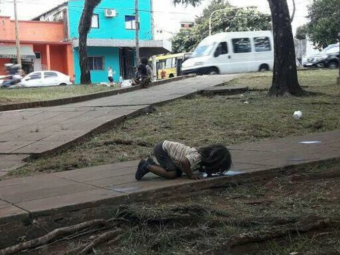 Srceparajuća fotografija devojčice koja nije znala kako drugačije da utoli žeđ