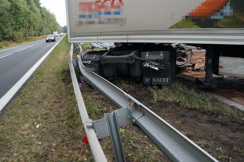 Kobiór. Zderzenie dwóch ciężarówek na DK-1 