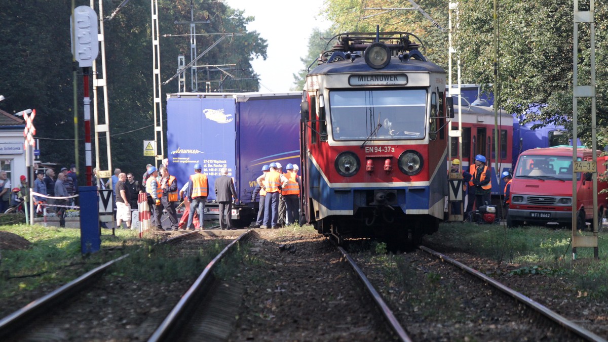 Ruch pociągów na odcinku linii WKD Podkowa Leśna Zachodnia -Podkowa Leśna Wschodnia został koło południa przywrócony. Od rana - kiedy na przejeździe doszło do zderzenia pociągu z ciężarówką - kursowała tam zastępcza komunikacja autobusowa.