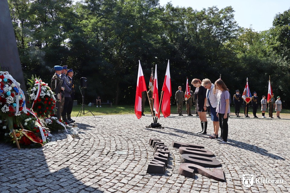 Uroczystości przed pomnikiem Homo Homini w Kielcach