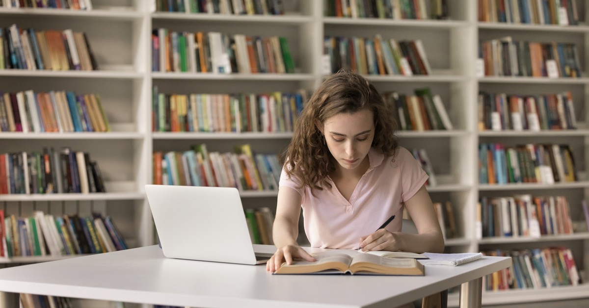 6000 złotych w 10 ratach po 900, 800 i 500 złotych. Na takie świadczenie mogą liczyć studenci w roku akademickim 2025/2026