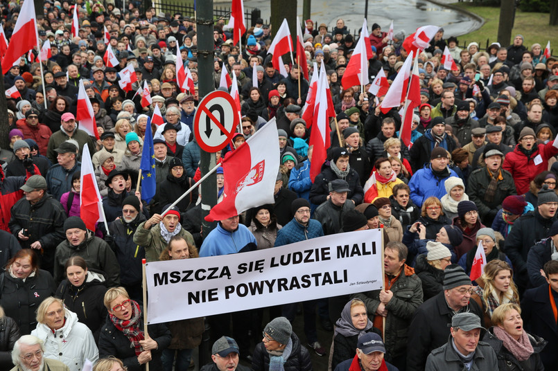 "Niezawisłość trybunału", "Wolność, równość, konstytucja" - to przykładowe hasła manifestacji.